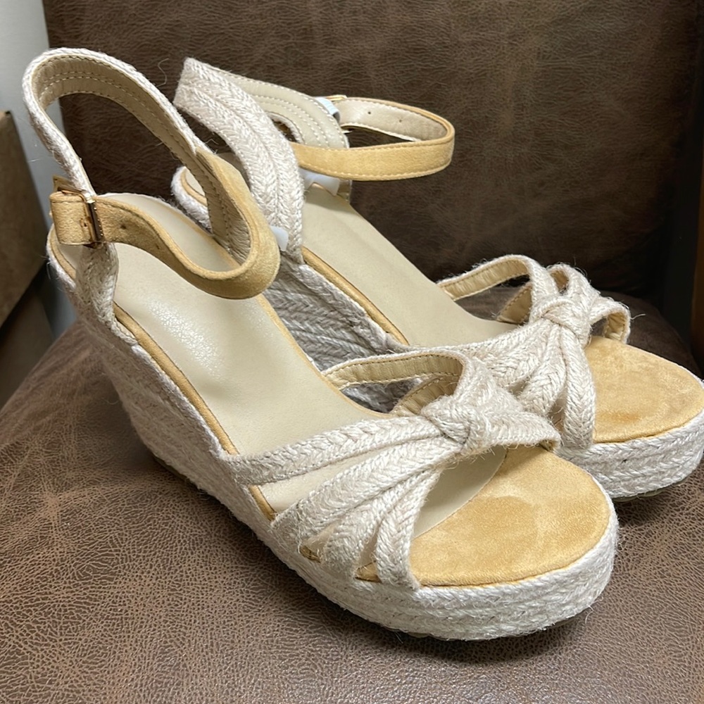 Brand new off brand wedge sandal ? Size 9